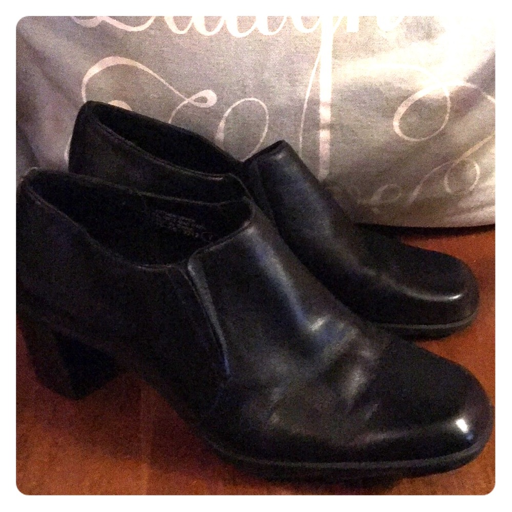 Leather pumps